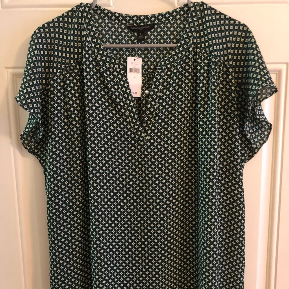 Banana Factory Flutter Sleeve Diamond Blouse